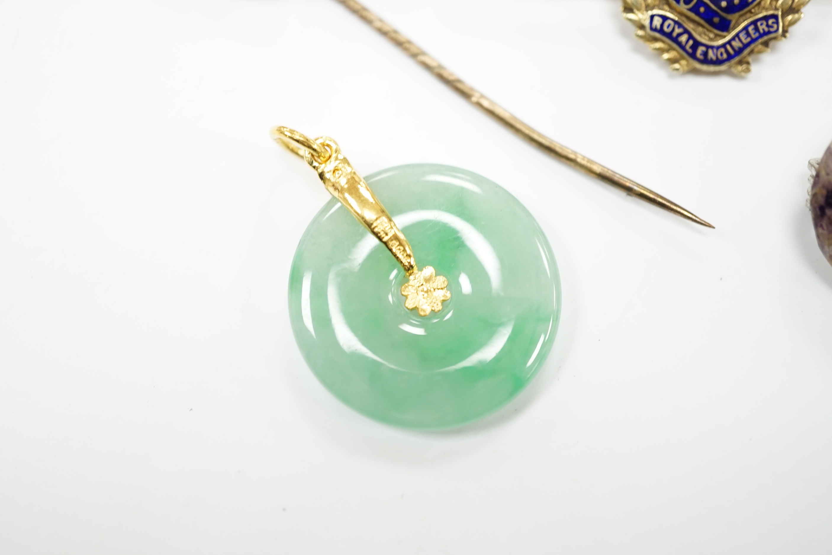 Sundry jewellery including a 1970's silver signet ring, a Chinese yellow metal mounted jade disc pendant, a 15ct regimental bar brooch, blue john brooch and two other items.